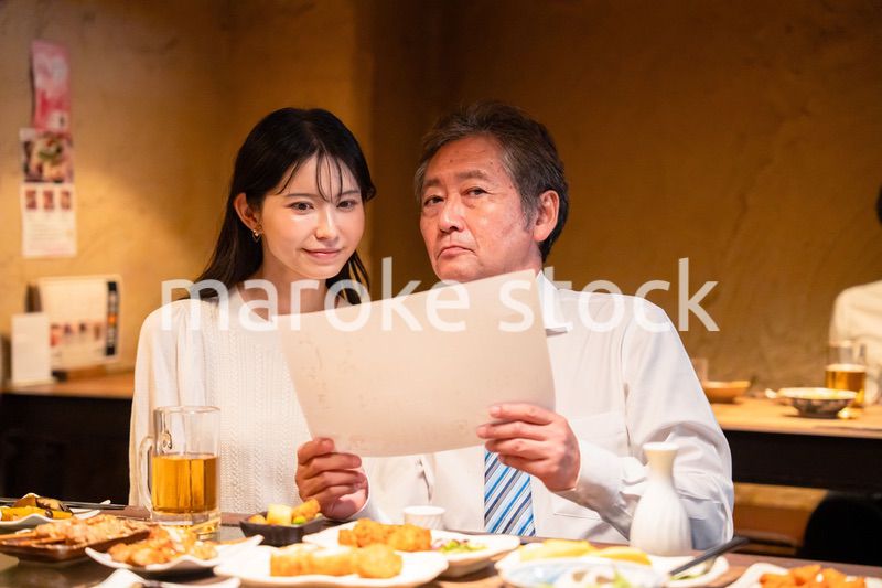 若い女性と二人でお酒を飲む男性