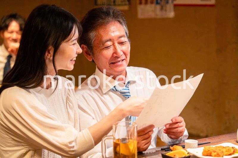 若い女性と二人でお酒を飲む男性