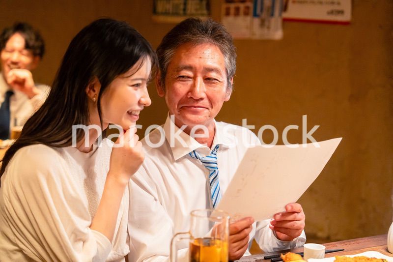 若い女性と二人でお酒を飲む男性