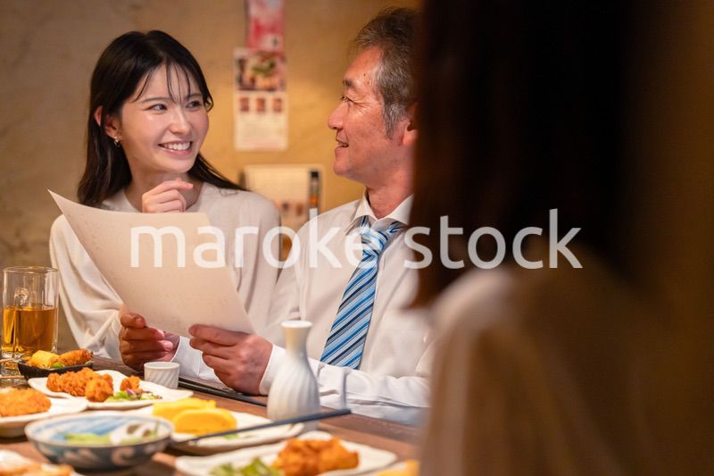 若い女性と二人でお酒を飲む男性