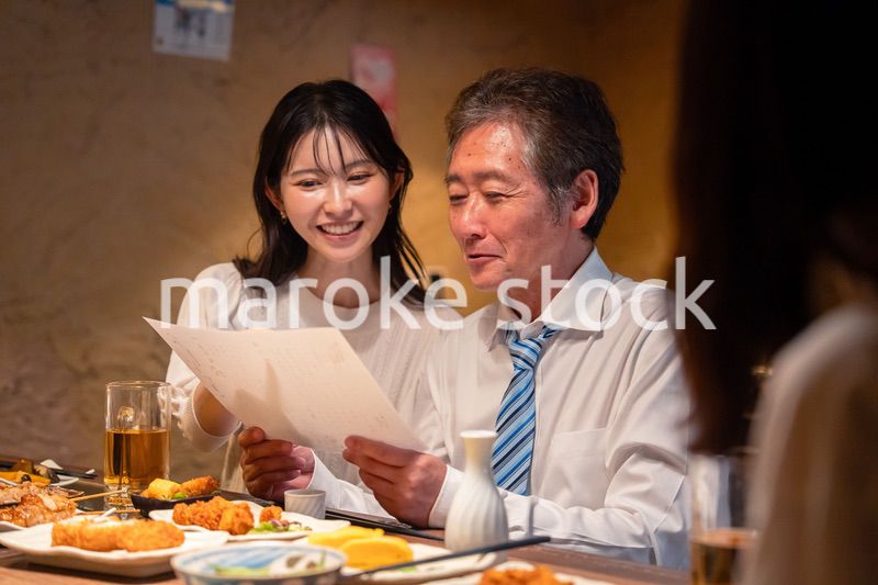 若い女性と二人でお酒を飲む男性