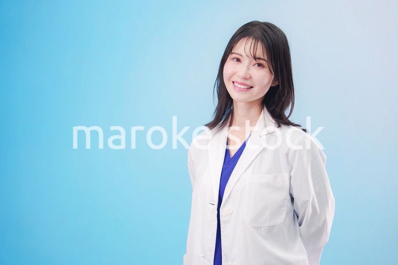 笑顔の女性科学者（水色背景）