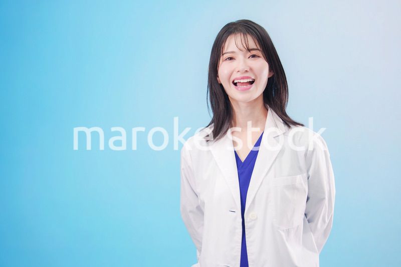 笑顔の女性科学者（水色背景）