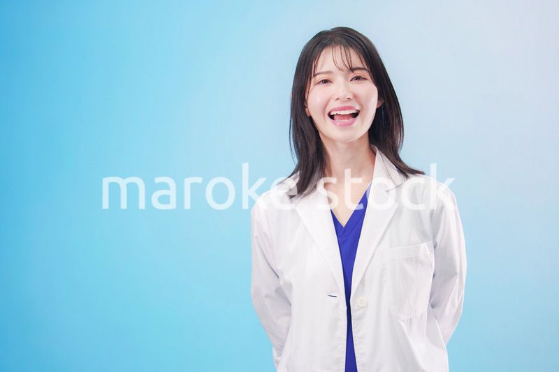 笑顔の女性科学者（水色背景）