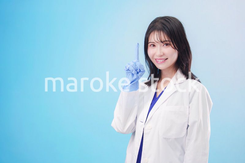 笑顔の女性科学者（水色背景）