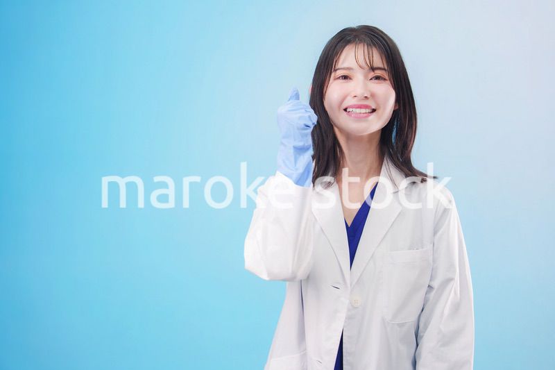 笑顔の女性科学者（水色背景）