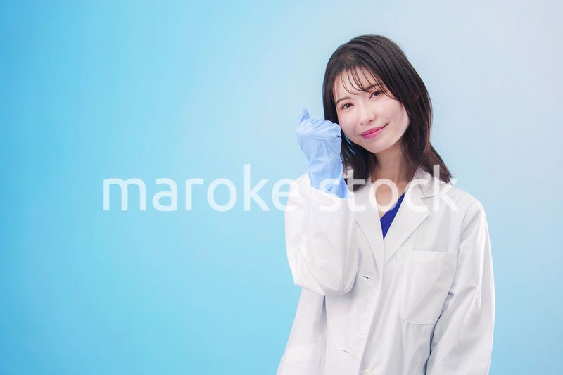 笑顔の女性科学者（水色背景）