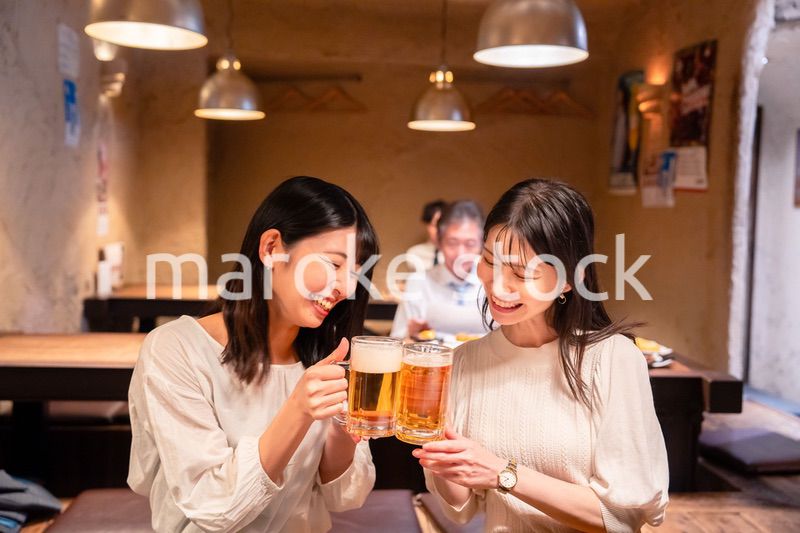居酒屋で女子会をする二人の女性