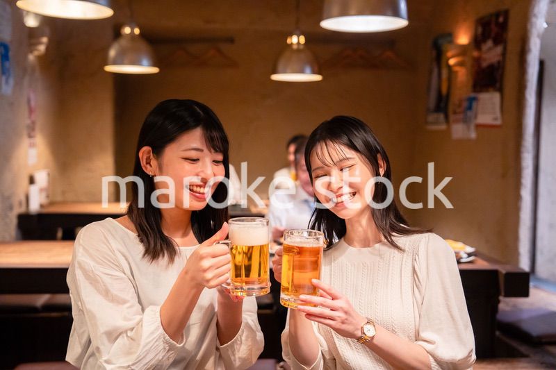 居酒屋で女子会をする二人の女性
