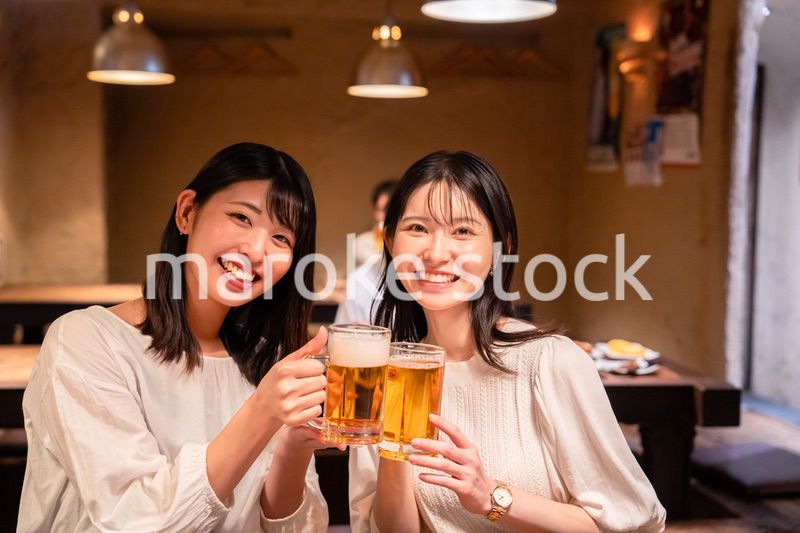 居酒屋で女子会をする二人の女性