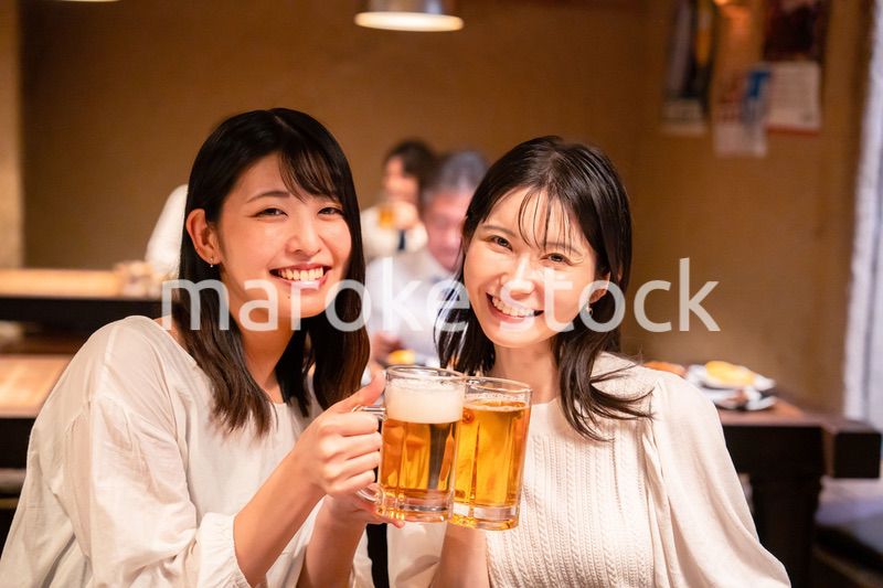 居酒屋で女子会をする二人の女性