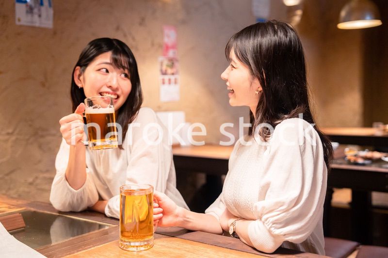 居酒屋で女子会をする二人の女性