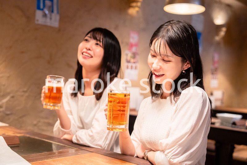 居酒屋で女子会をする二人の女性