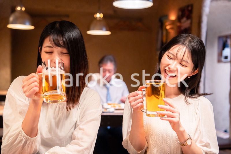 居酒屋で女子会をする二人の女性