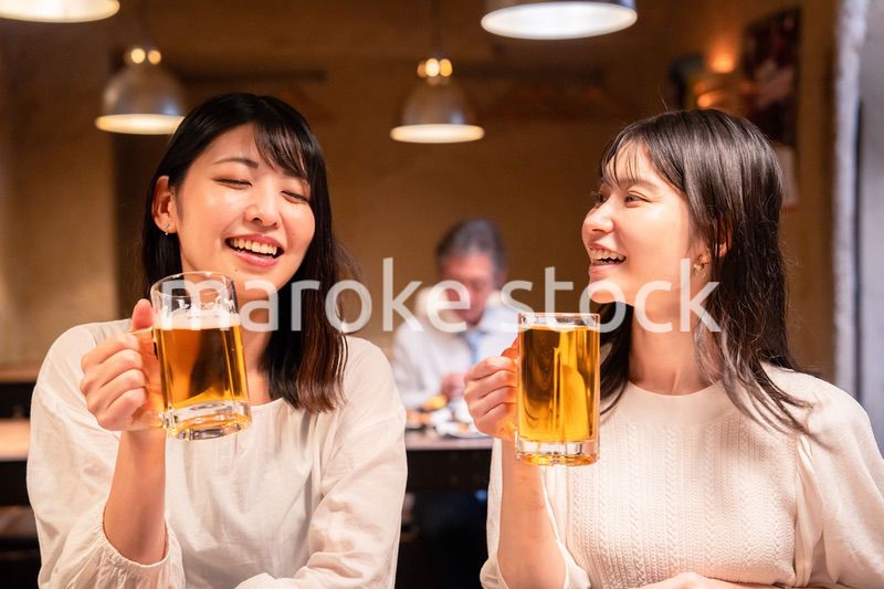 居酒屋で女子会をする二人の女性