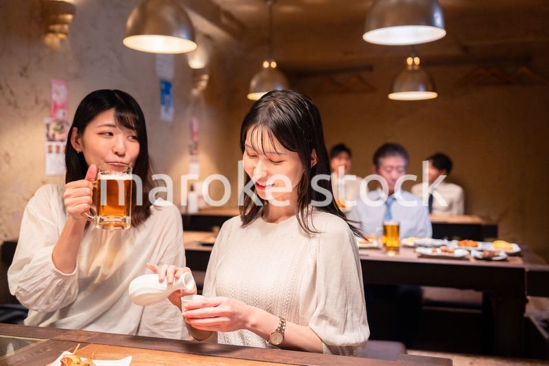 居酒屋で女子会をする二人の女性