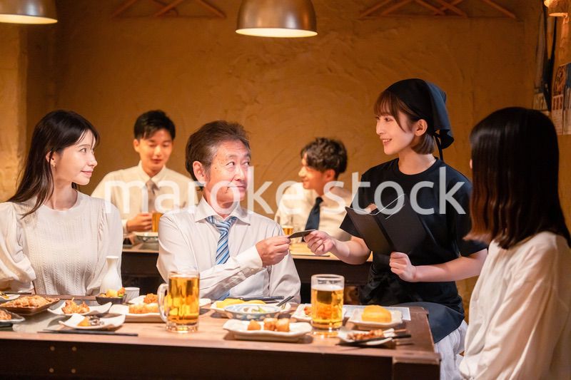 居酒屋でキャッシュレス決済をする男性客