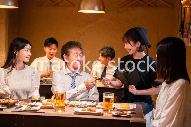 居酒屋でキャッシュレス決済をする男性客