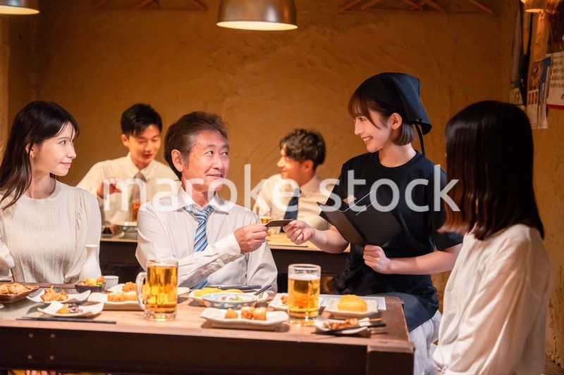 居酒屋でキャッシュレス決済をする男性客