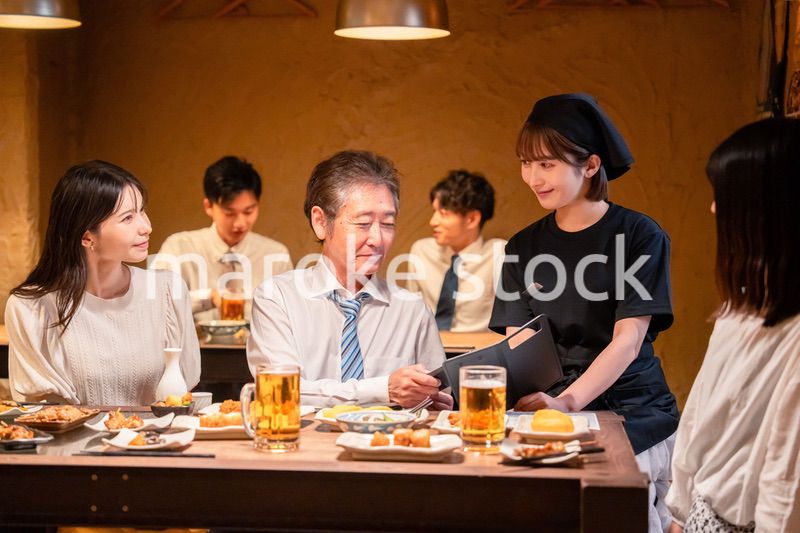 居酒屋でキャッシュレス決済をする男性客