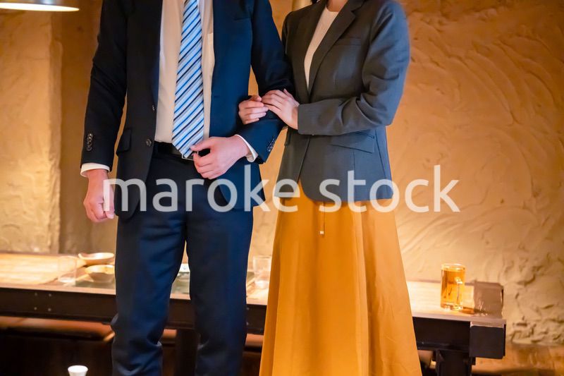 若い女性と二人でお酒を飲む男性