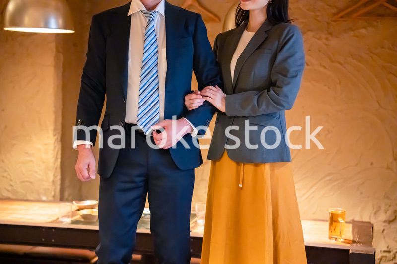 若い女性と二人でお酒を飲む男性