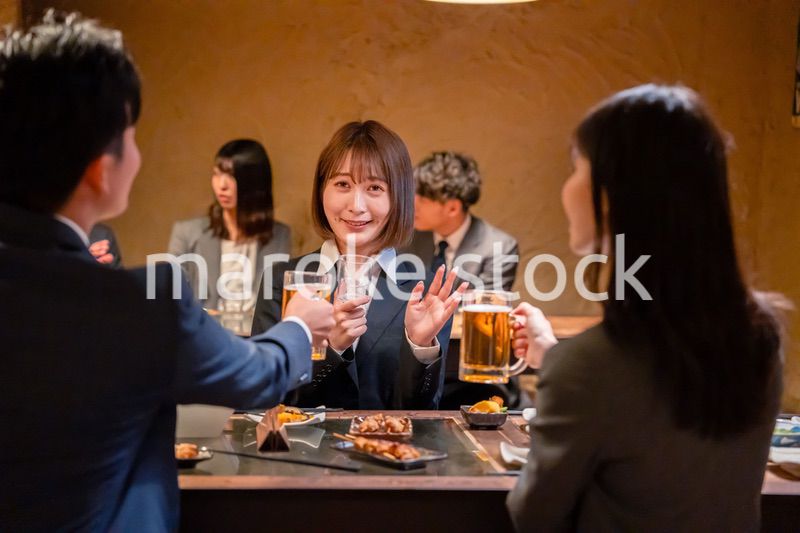 居酒屋で先輩社員にアルコールを勧められて断る女性社員