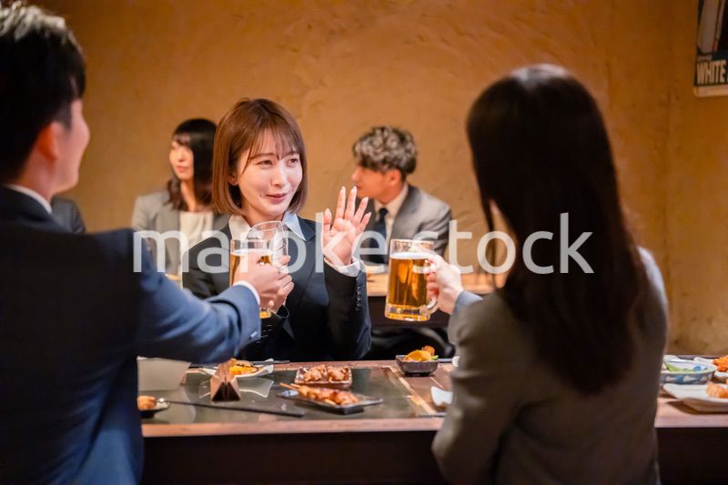 居酒屋で先輩社員にアルコールを勧められて断る女性社員