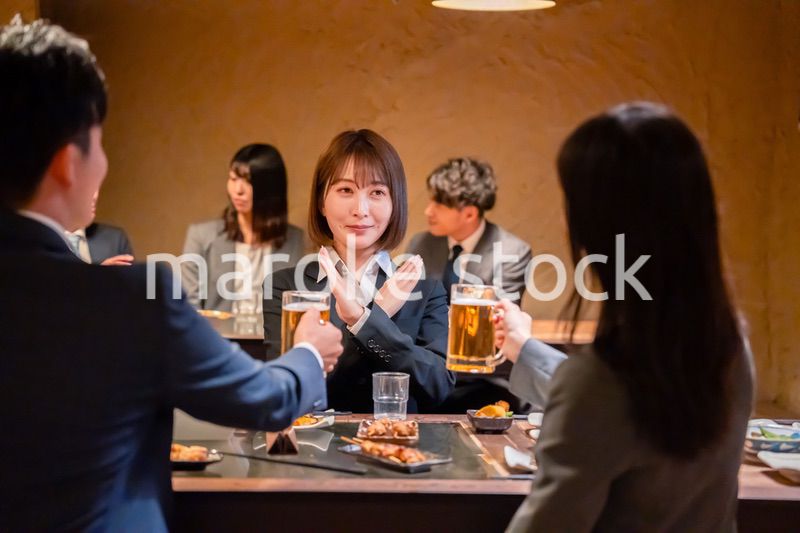 居酒屋で先輩社員にアルコールを勧められて断る女性社員