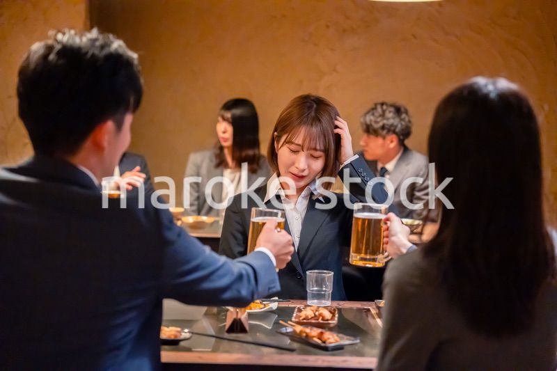 居酒屋で先輩社員にアルコールを勧められて断る女性社員