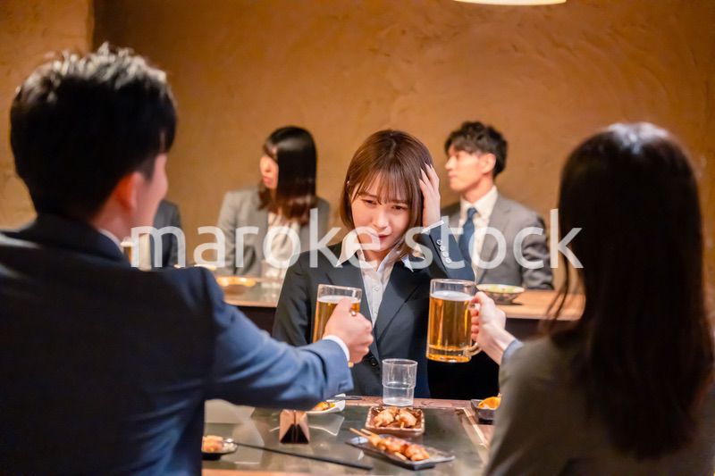 居酒屋で先輩社員にアルコールを勧められて断る女性社員