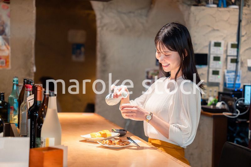 お店で一人でお酒を楽しむ女性