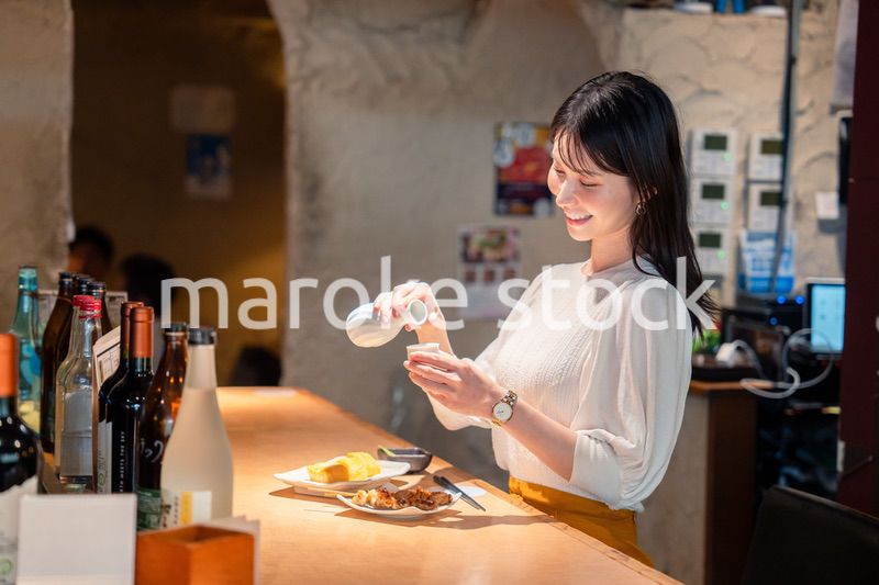 お店で一人でお酒を楽しむ女性