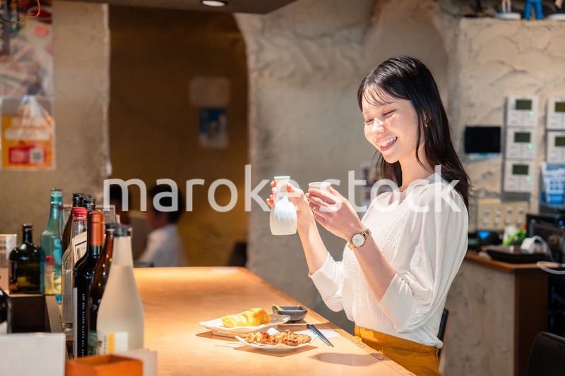 お店で一人でお酒を楽しむ女性