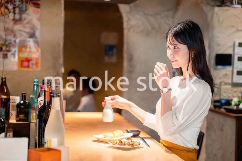 お店で一人でお酒を楽しむ女性