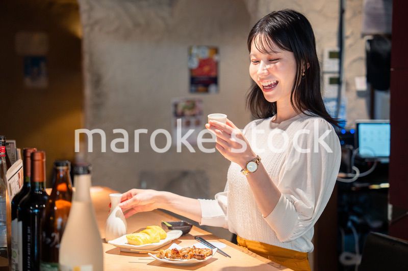 お店で一人でお酒を楽しむ女性