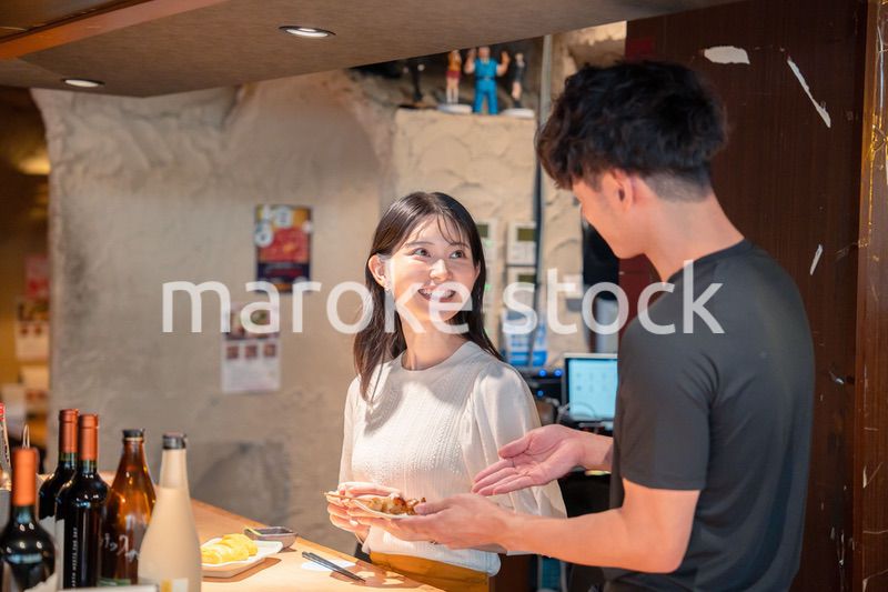 焼き鳥屋さんの女性客と店員