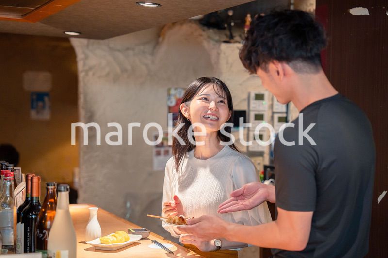 焼き鳥屋さんの女性客と店員