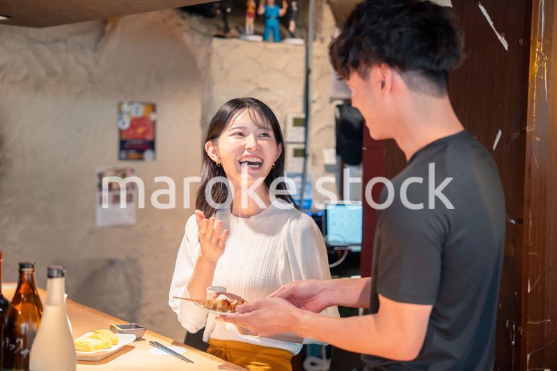 焼き鳥屋さんの女性客と店員