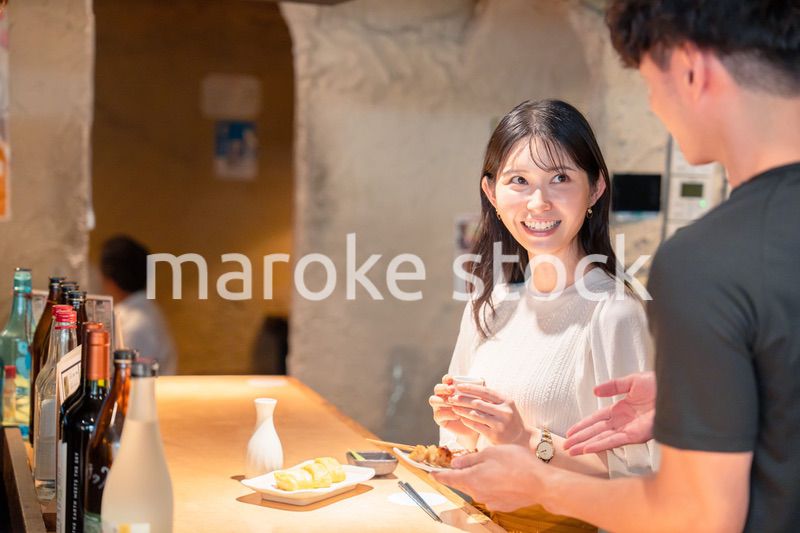 焼き鳥屋さんの女性客と店員