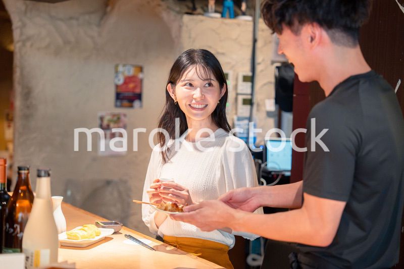 焼き鳥屋さんの女性客と店員