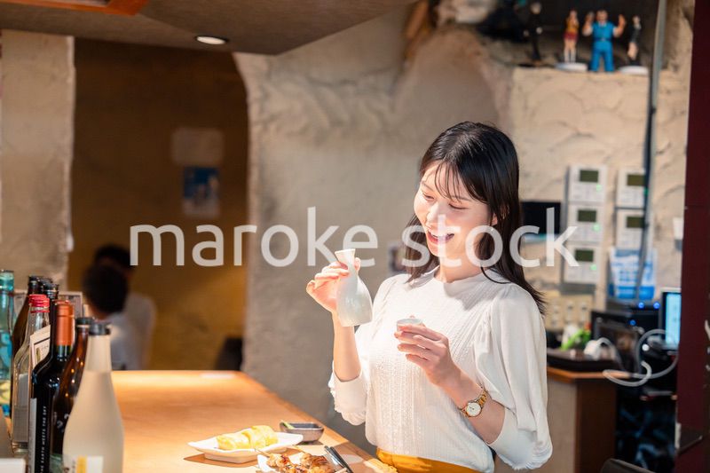 お店で一人でお酒を楽しむ女性