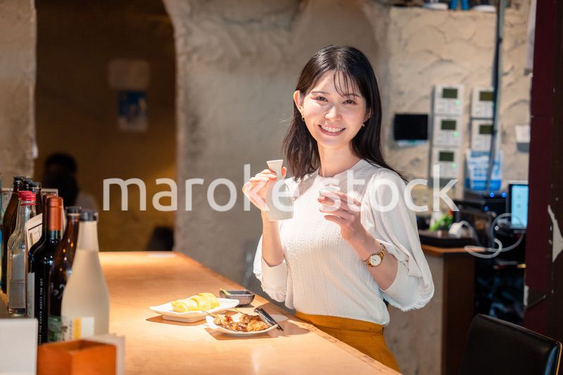 お店で一人でお酒を楽しむ女性