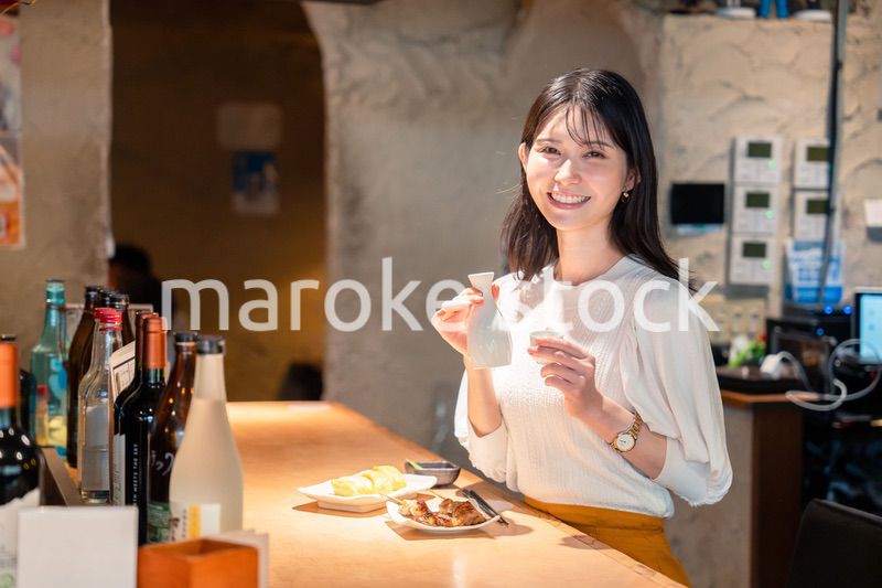 お店で一人でお酒を楽しむ女性