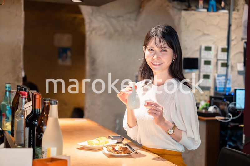 お店で一人でお酒を楽しむ女性