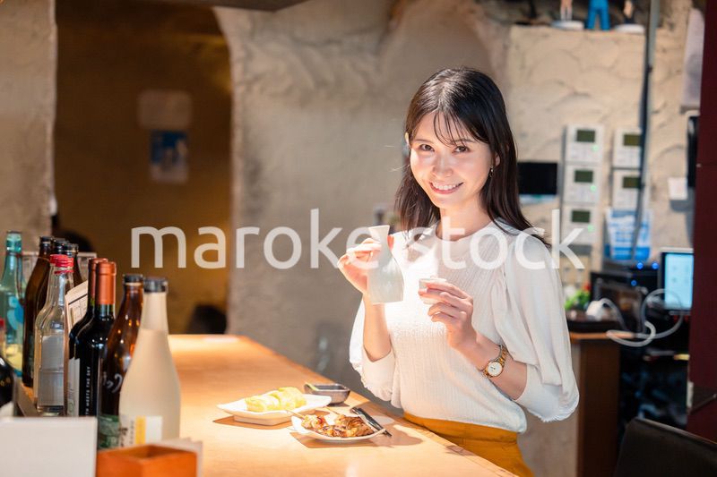 お店で一人でお酒を楽しむ女性