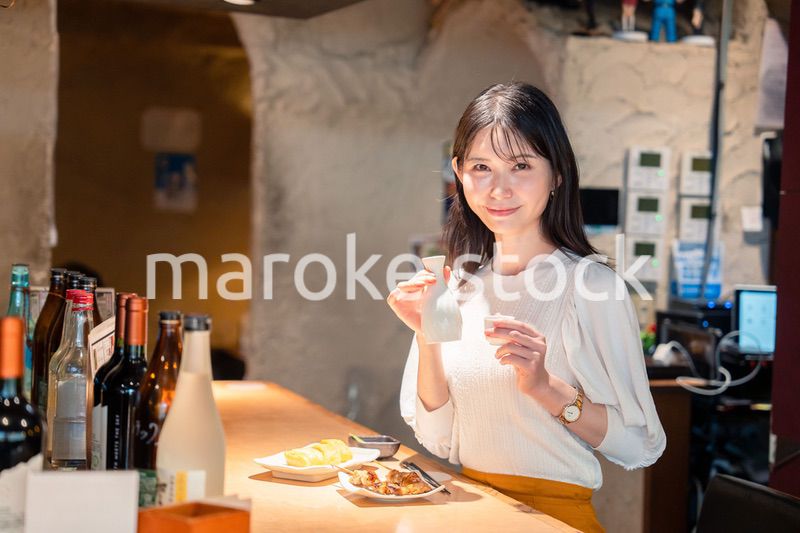 お店で一人でお酒を楽しむ女性