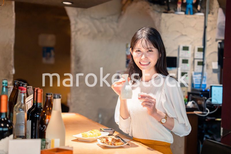 お店で一人でお酒を楽しむ女性