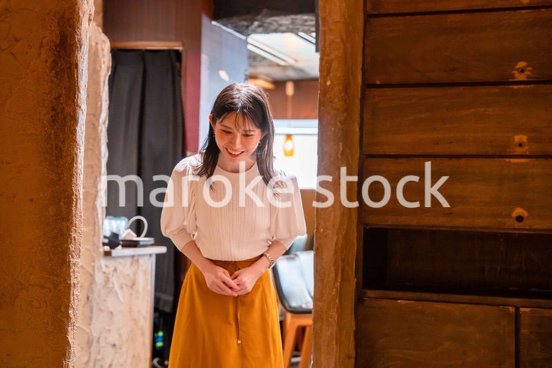 レストランに入店する若い女性