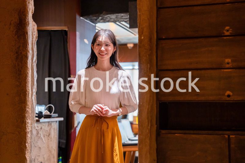 レストランに入店する若い女性